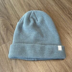 Vuori Unisex Alpine Waffle Beanie in Light Cloud